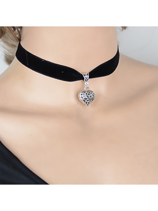 Women's Vintage Hollow Heart Pendant Short Necklace