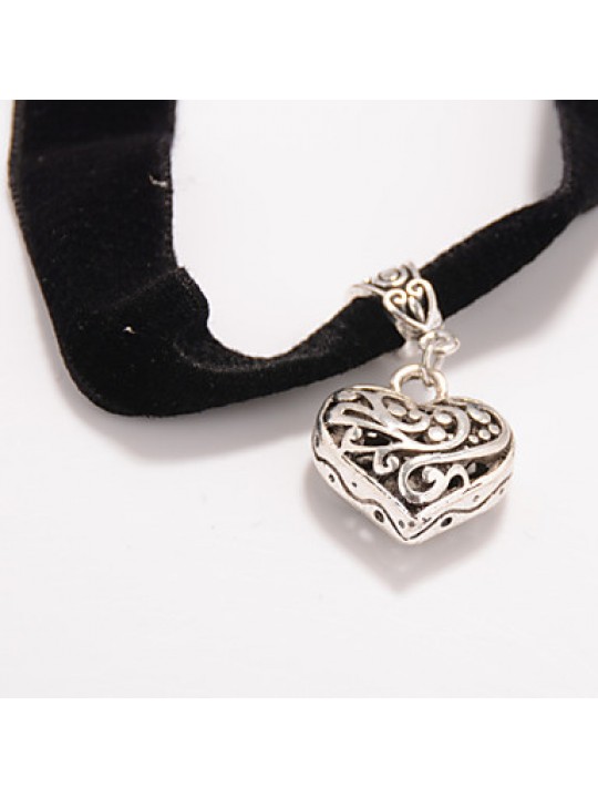 Women's Vintage Hollow Heart Pendant Short Necklace